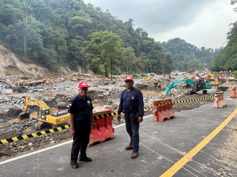 Jalan Padang Bukittinggi Putus diruas Lembah Anai, akibat tergerus Banjir Bandang